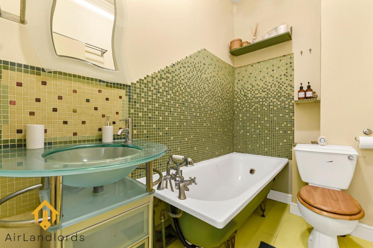 Peaceful 2-Bedroom Flat Near Queens Park Station لندن المظهر الخارجي الصورة